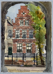 30737 Gezicht over de Nieuwegracht te Utrecht op de voorgevel van het huis nr. 8, vanuit de Hofpoort.